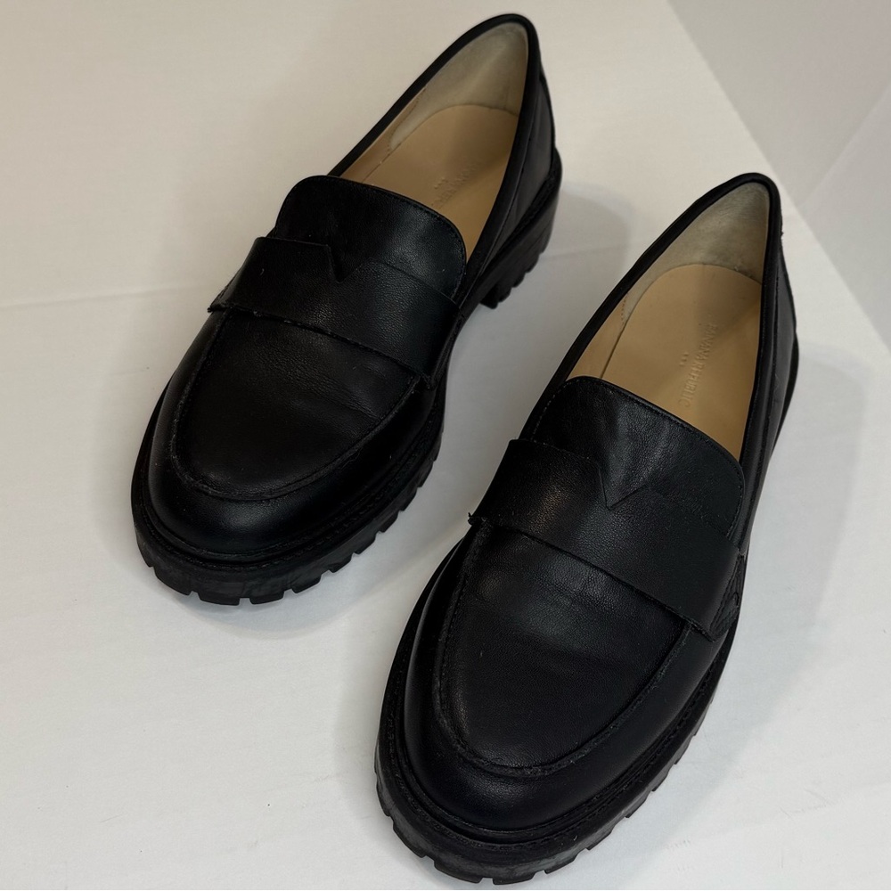 Banana Republic Sz 7.5 V Strap Black Leather Lug Loafers